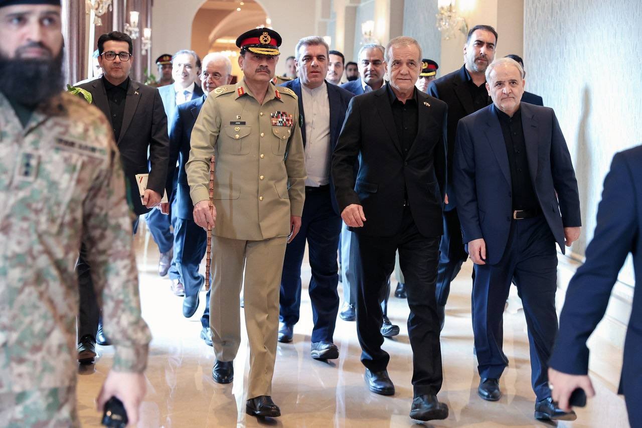 İran Cumhurbaşkanı Pezeşkiyan, Pakistan Başbakanı Şerif ile görüştü