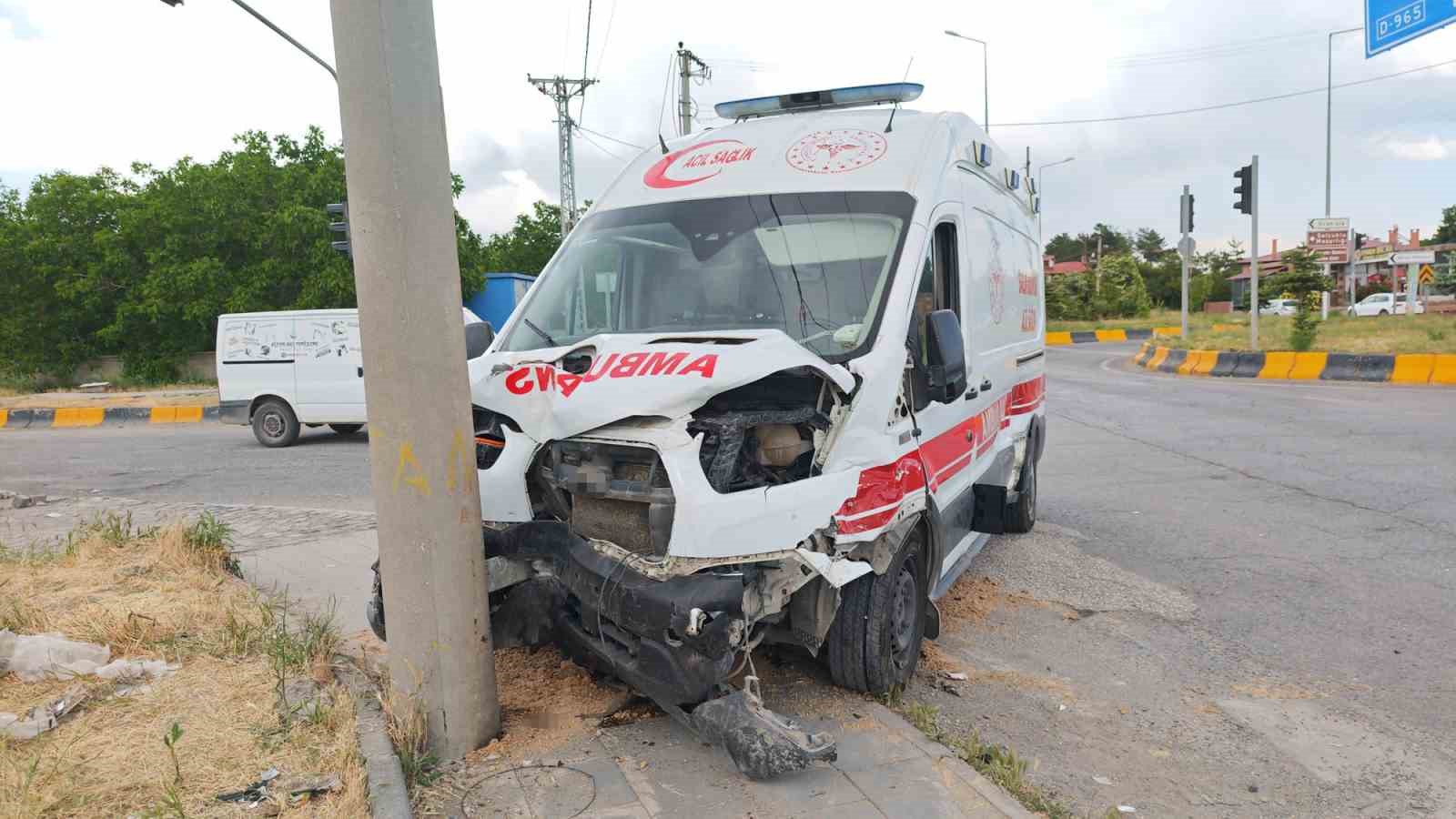 Bitlis’te ambulans ile otomobil çarpıştı: 10 yaralı