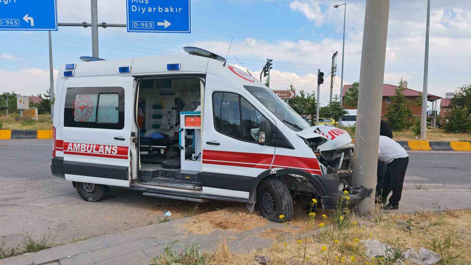 Bitlis’te ambulans ile otomobil çarpıştı: 10 yaralı