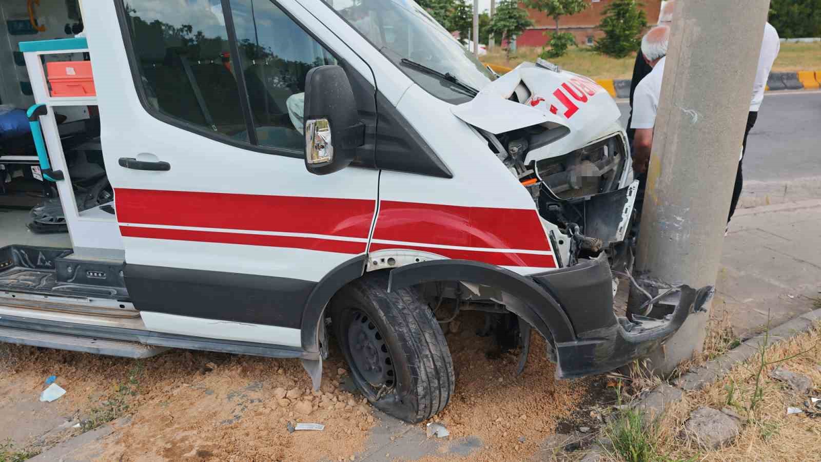 Bitlis’te ambulans ile otomobil çarpıştı: 10 yaralı