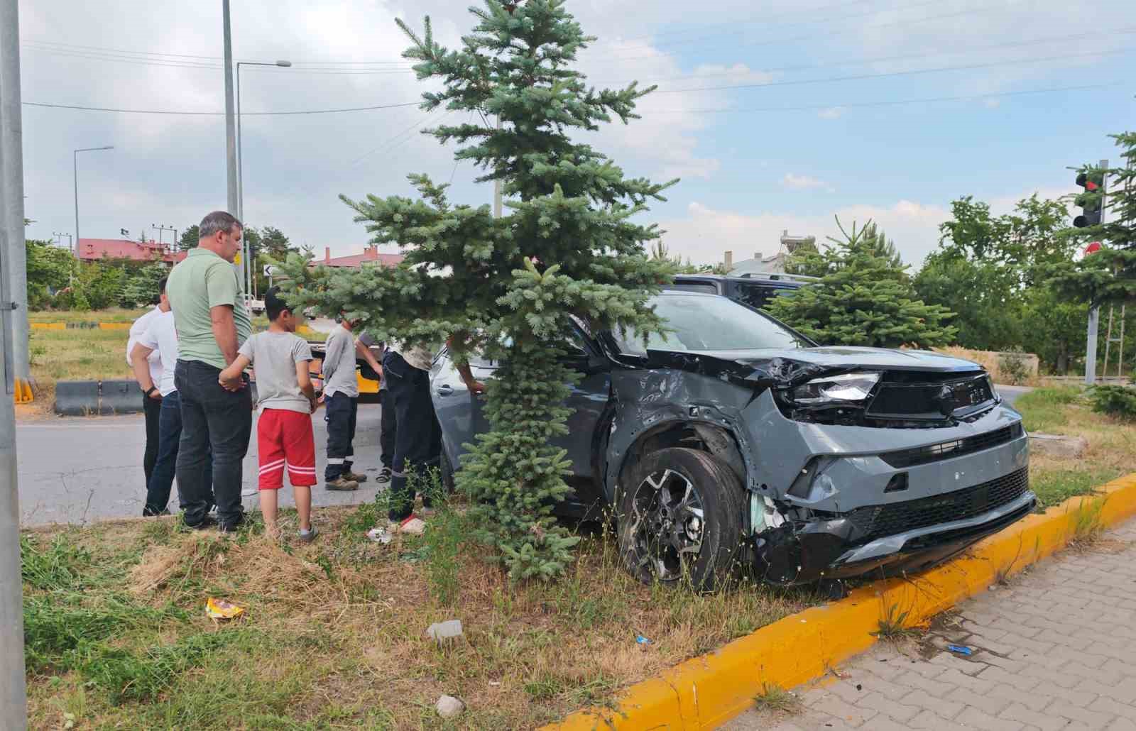Bitlis’te ambulans ile otomobil çarpıştı: 10 yaralı
