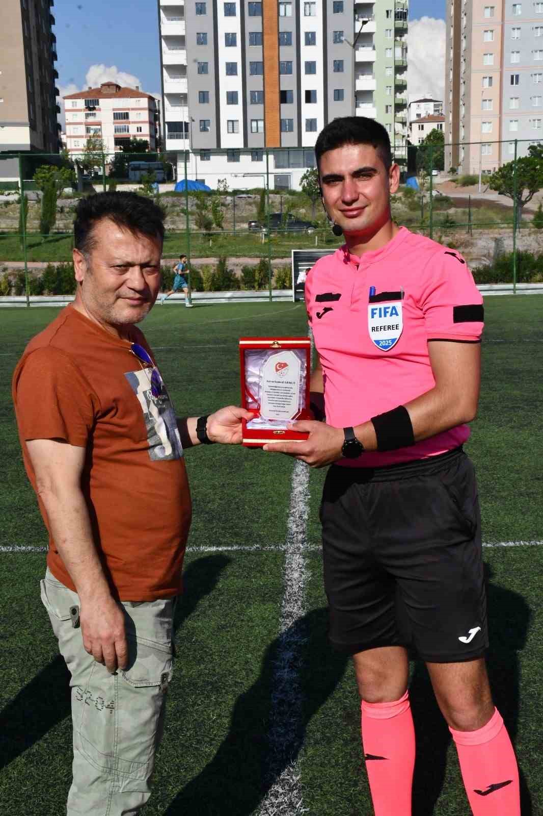 Samed Armut, düdüğünü astı