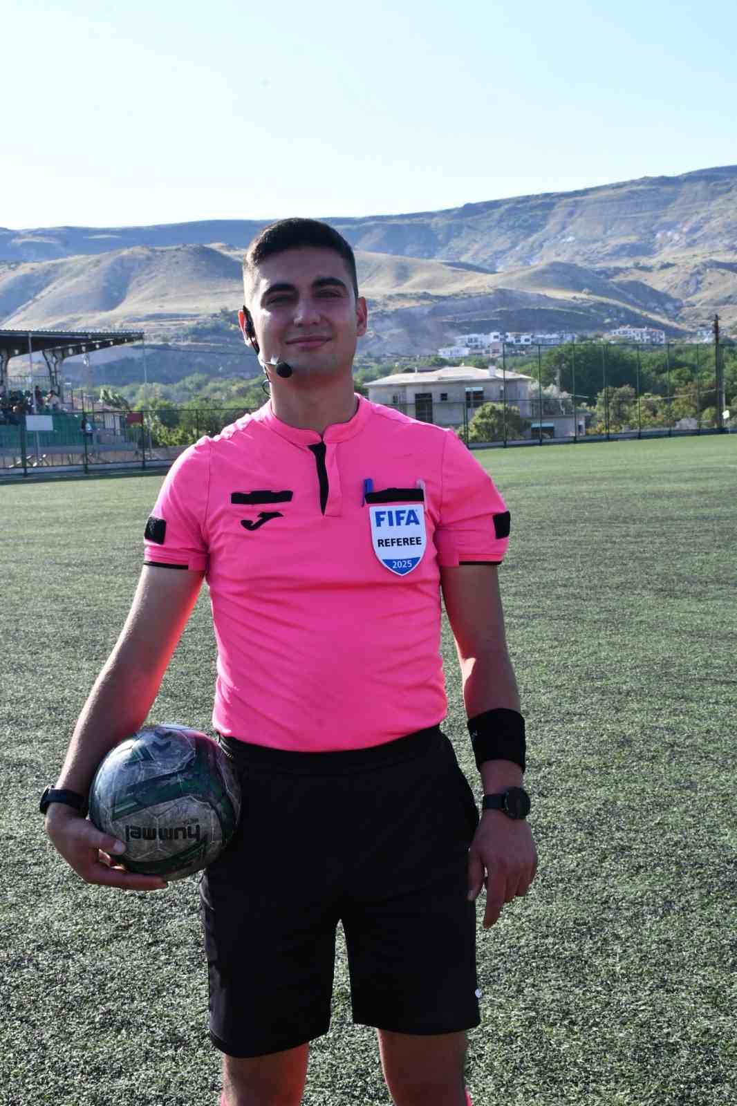 Samed Armut, düdüğünü astı