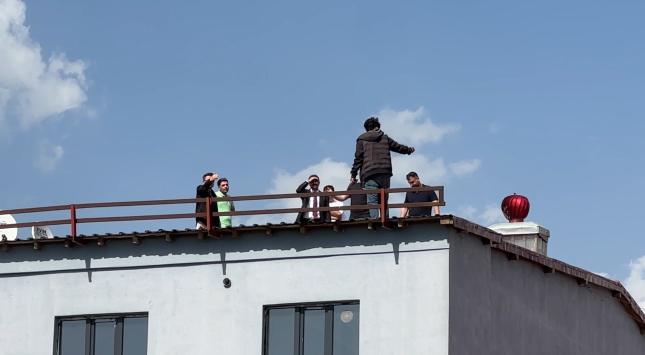 Yüksekova’da çatıya çıkan genci, belediye başkanı ve polis ekipleri ikna etti