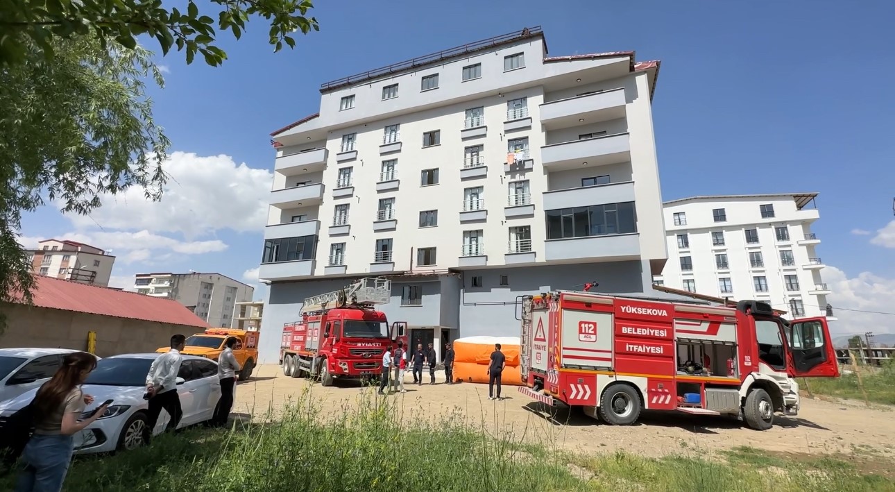 Yüksekova’da çatıya çıkan genci, belediye başkanı ve polis ekipleri ikna etti