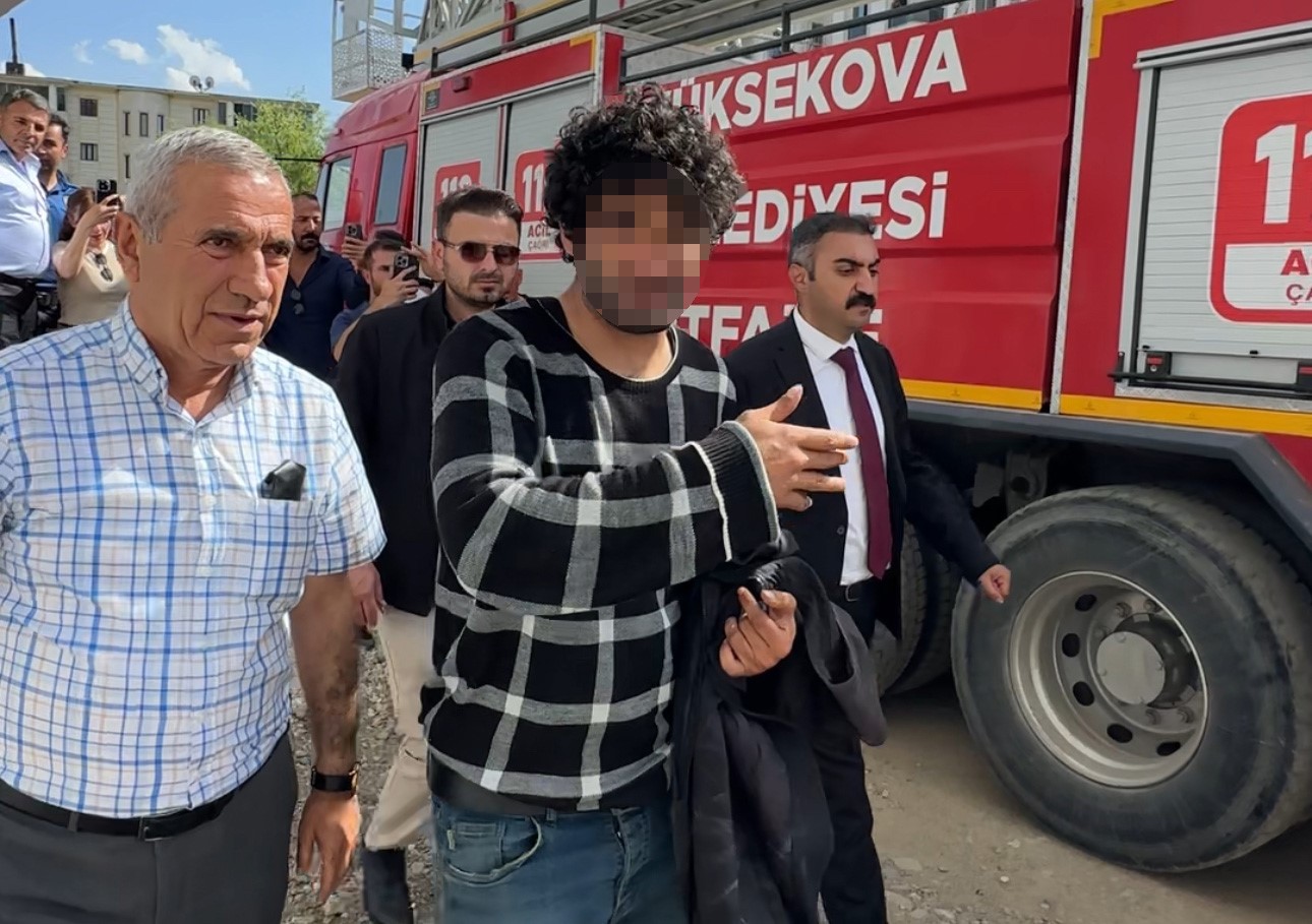 Yüksekova’da çatıya çıkan genci, belediye başkanı ve polis ekipleri ikna etti