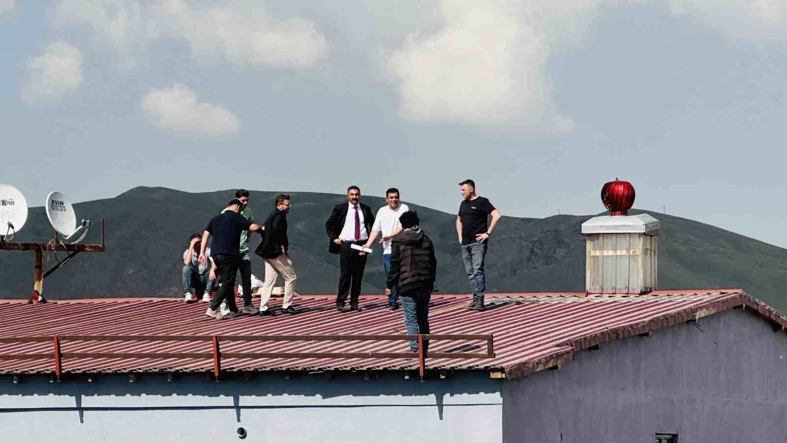 Yüksekova’da çatıya çıkan genci, belediye başkanı ve polis ekipleri ikna etti