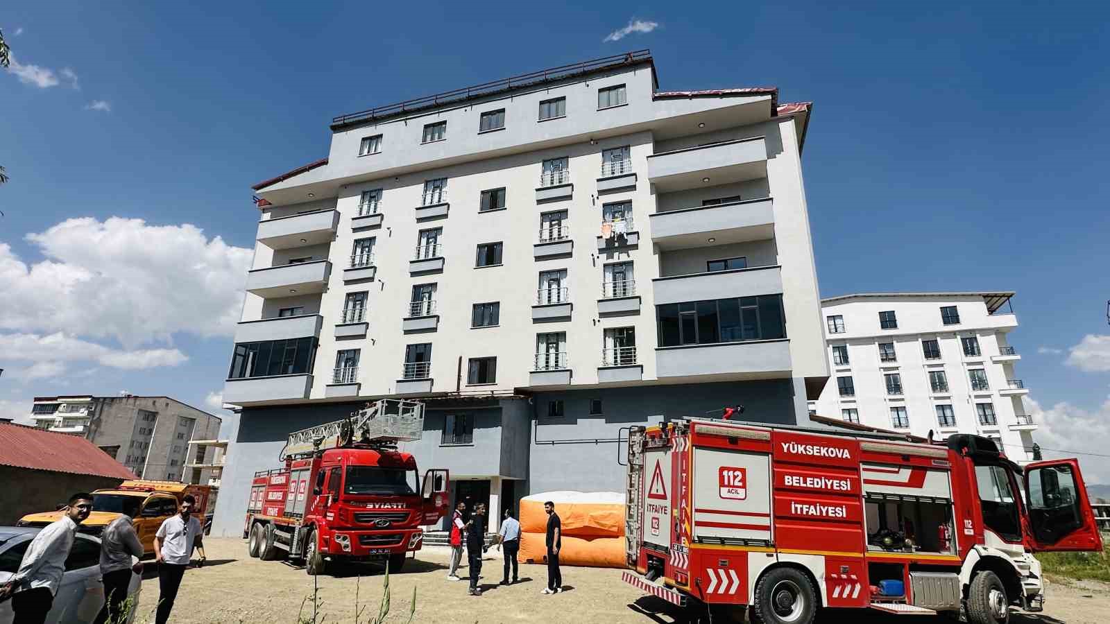 Yüksekova’da çatıya çıkan genci, belediye başkanı ve polis ekipleri ikna etti