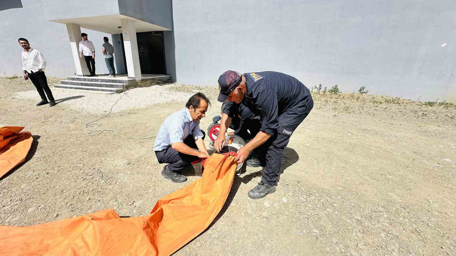 Yüksekova’da çatıya çıkan genci, belediye başkanı ve polis ekipleri ikna etti