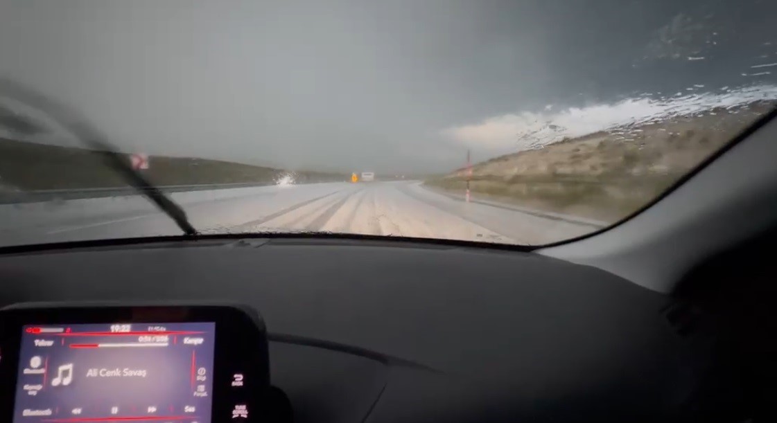 Meteoroloji uyarmıştı: Kars’ta dolu yağışı yolları beyaza bürüdü