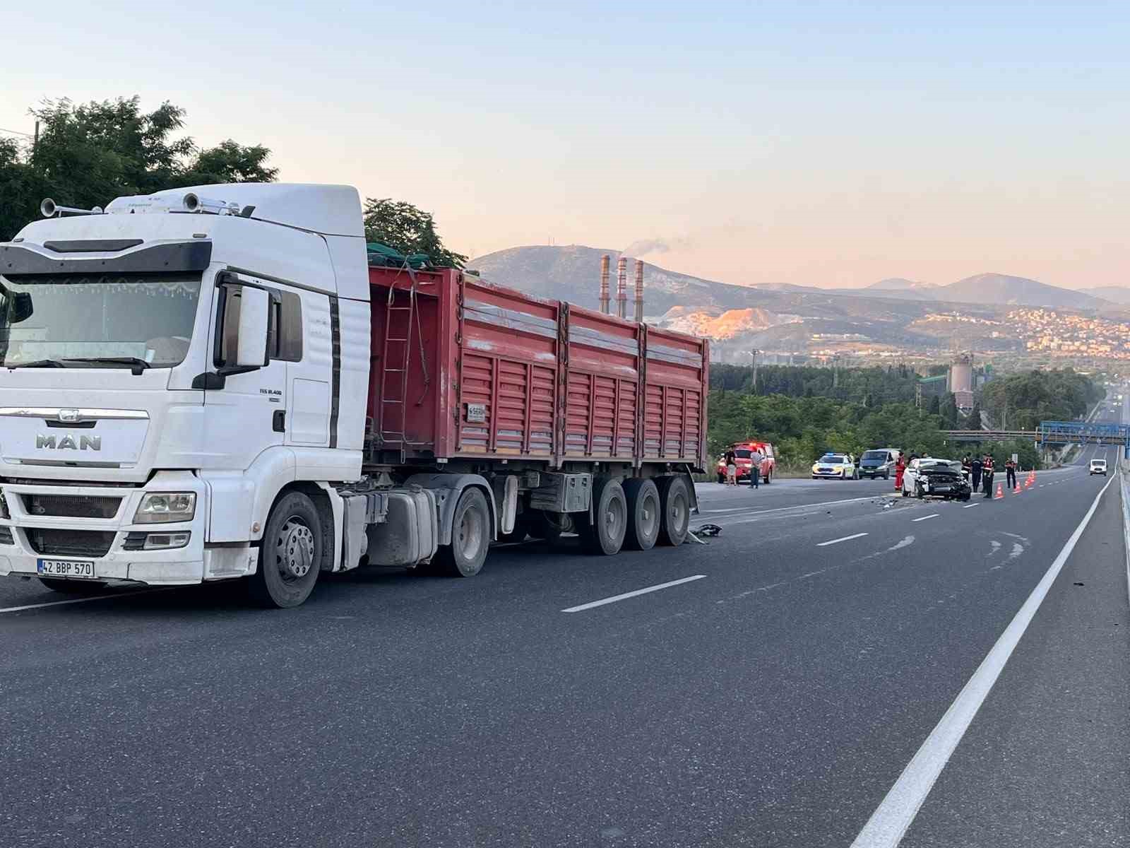 Yatağan’da tıra çarpan otomobil hurdaya döndü: 2 yaralı