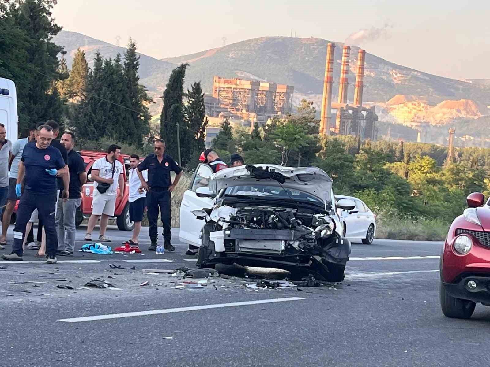 Yatağan’da tıra çarpan otomobil hurdaya döndü: 2 yaralı