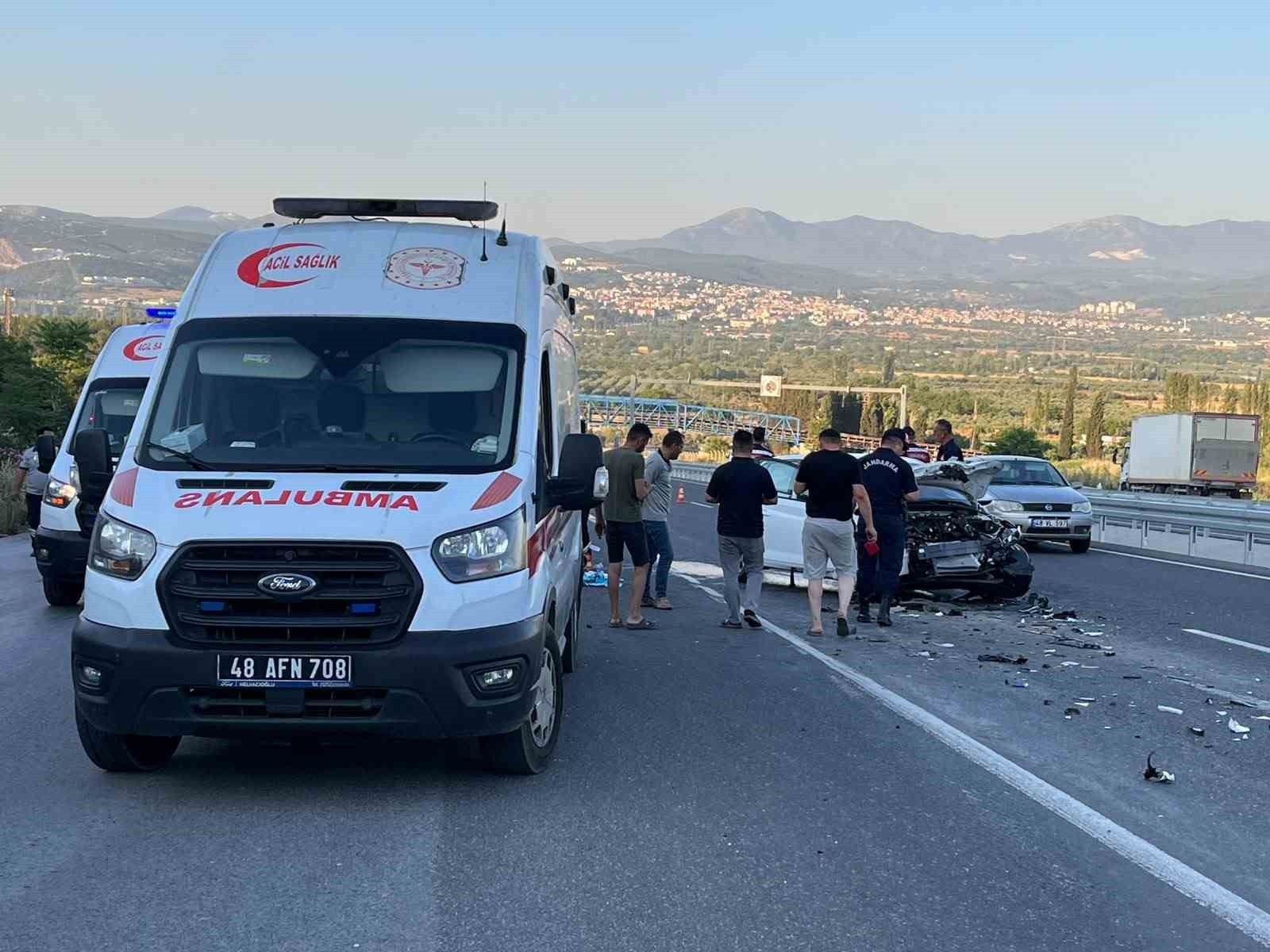 Yatağan’da tıra çarpan otomobil hurdaya döndü: 2 yaralı