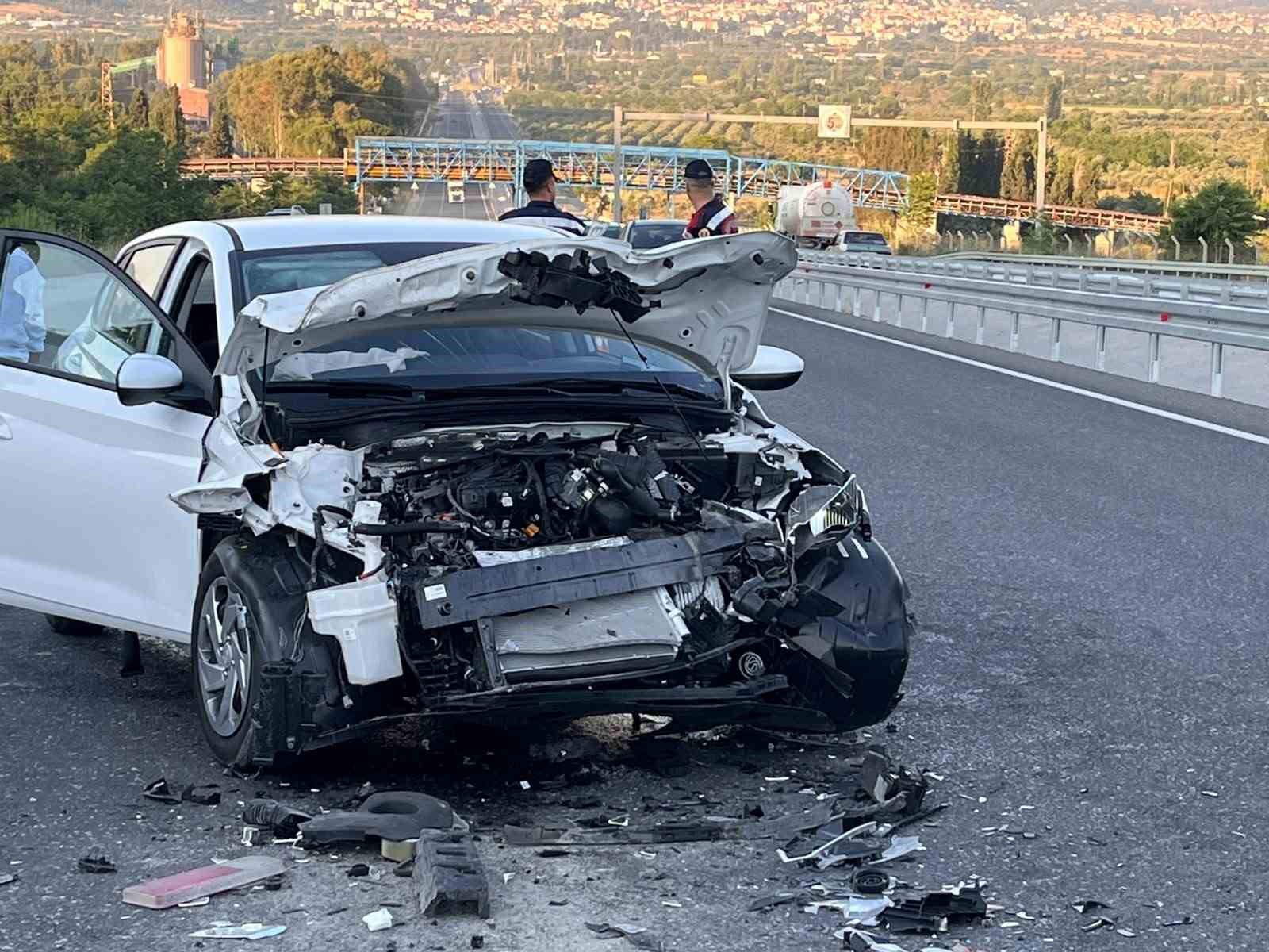 Yatağan’da tıra çarpan otomobil hurdaya döndü: 2 yaralı