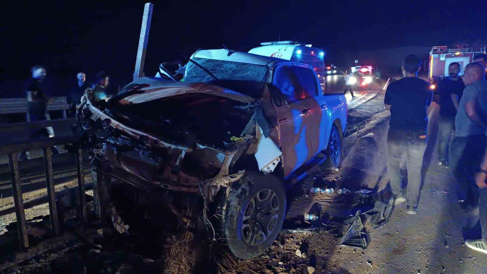 Siirt’te pikap bariyerlere ok gibi saplandı: 2 yaralı