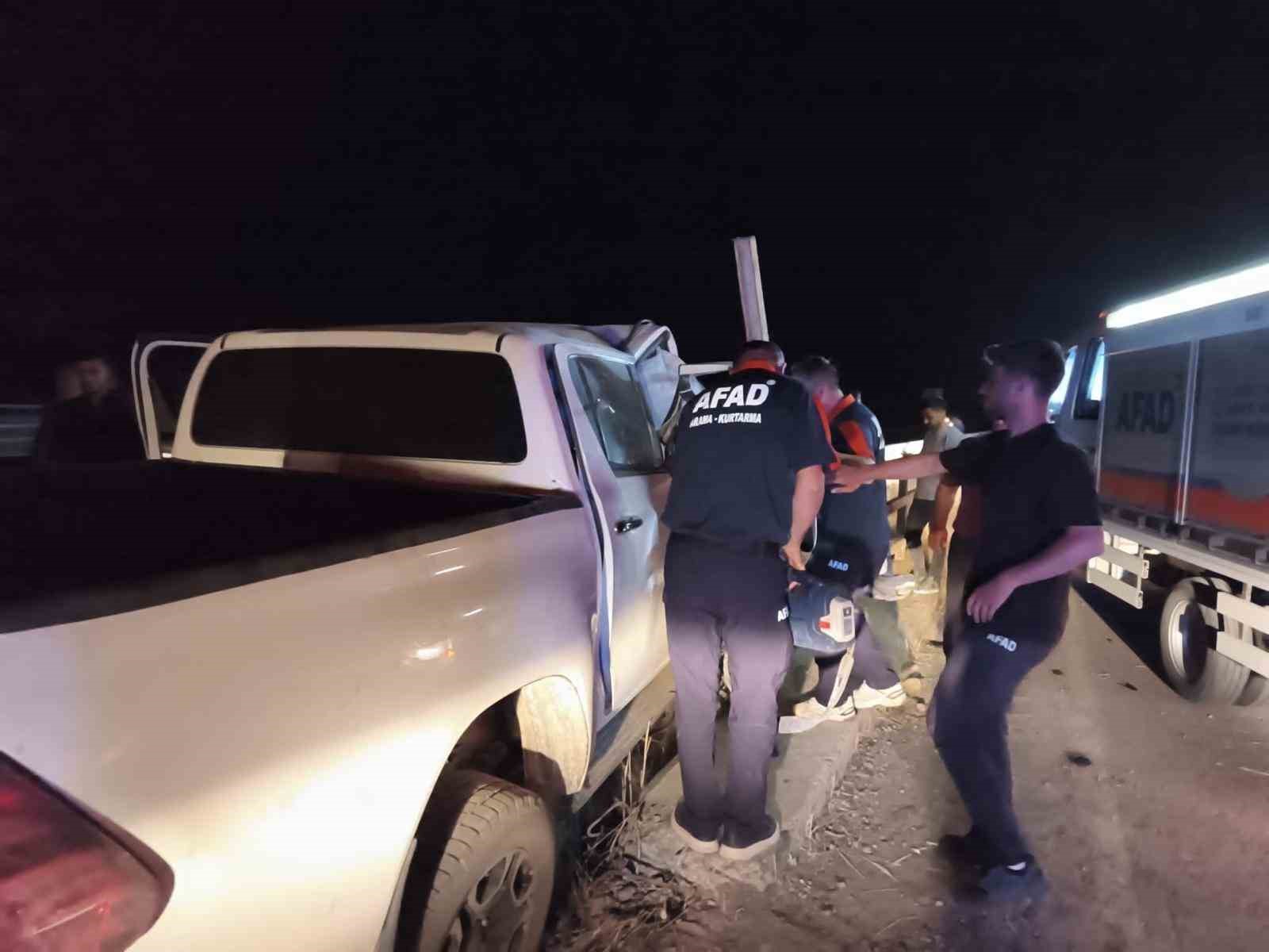 Siirt’te pikap bariyerlere ok gibi saplandı: 2 yaralı
