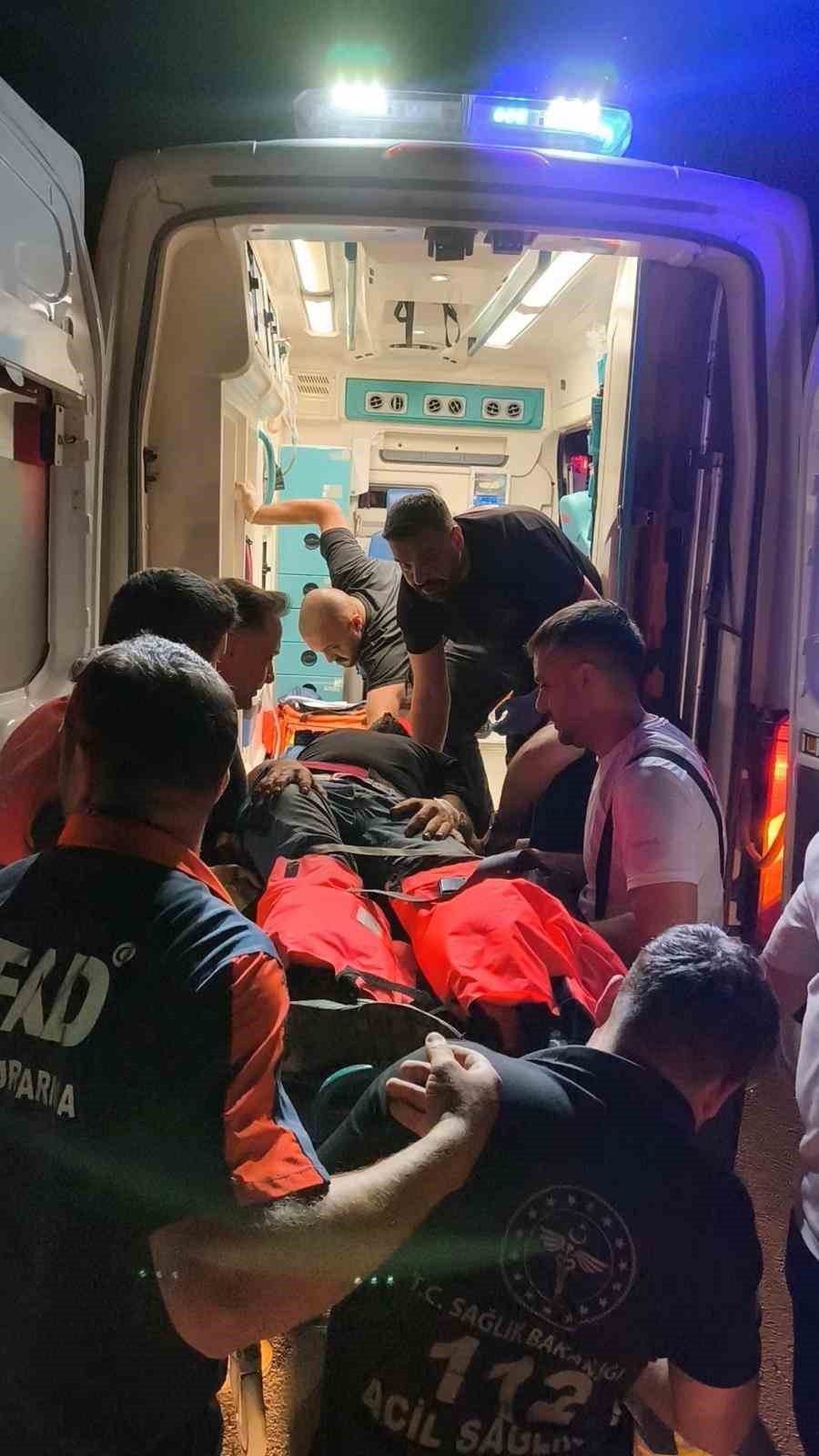 Siirt’te pikap bariyerlere ok gibi saplandı: 2 yaralı