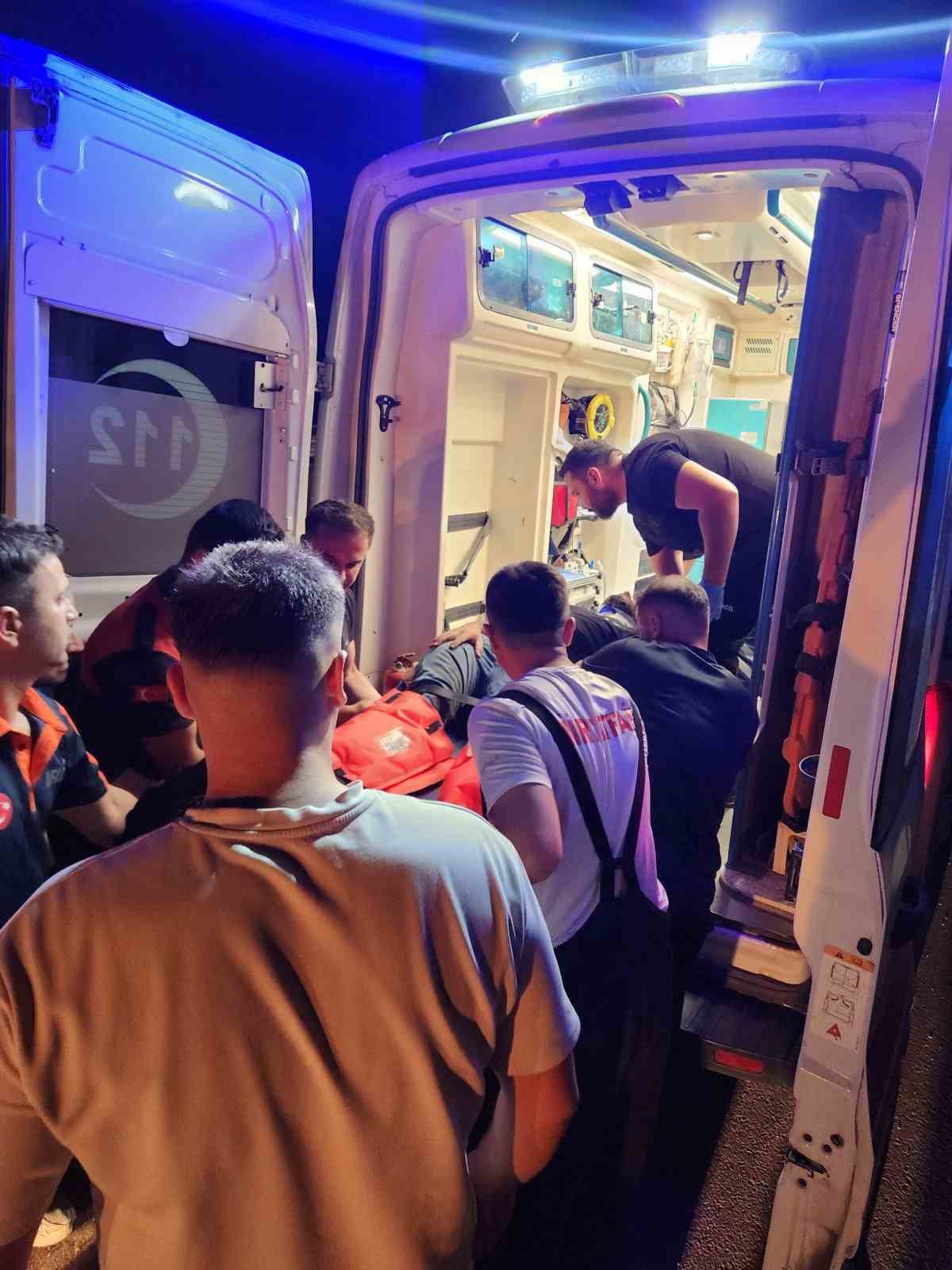 Siirt’te pikap bariyerlere ok gibi saplandı: 2 yaralı