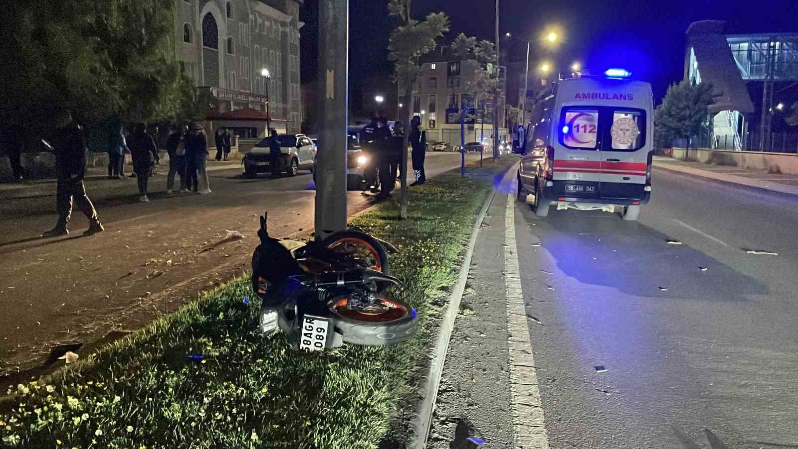 Sivas’ta aydınlatma direğine çarpan motosikletteki 2 kişi yola savruldu: 2 ağır yaralı