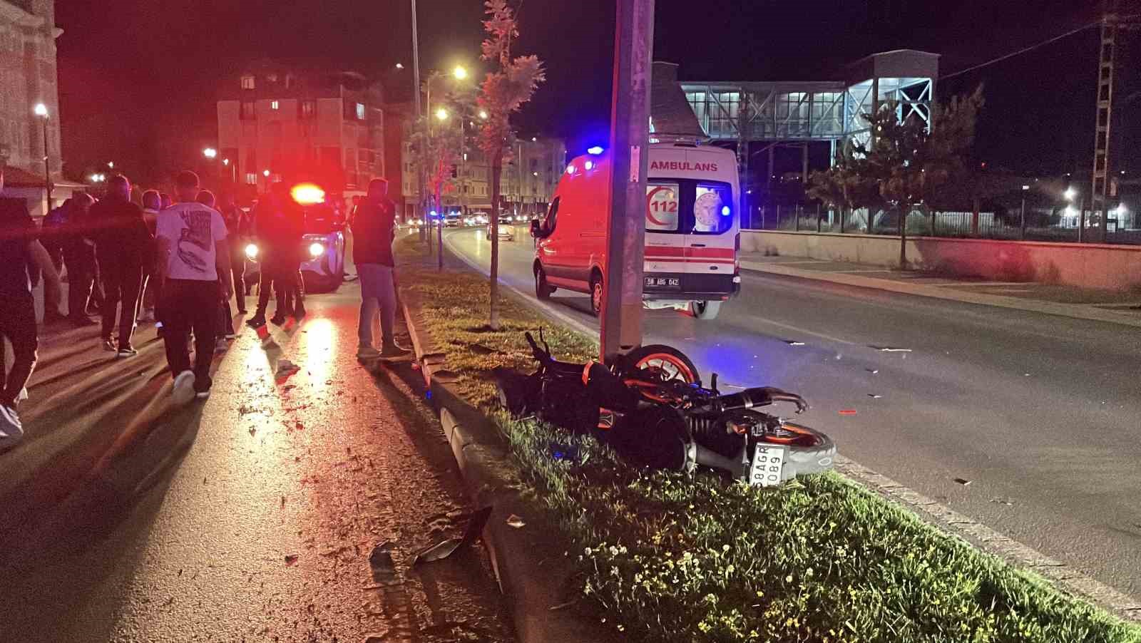 Sivas’ta aydınlatma direğine çarpan motosikletteki 2 kişi yola savruldu: 2 ağır yaralı