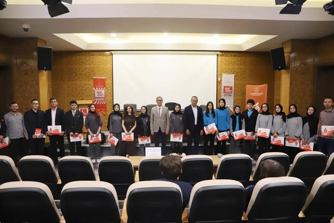 Bayburt’ta öğrenciler rol temelli münazarada yeteneklerini sergiledi