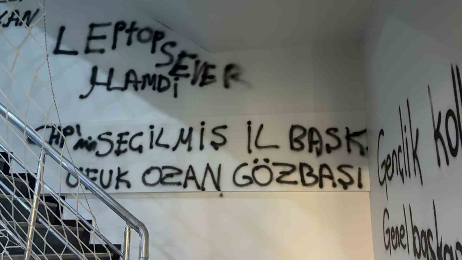 CHP Kayseri İl Başkanlığı binasının duvarlarına boyayla yazılar yazıldı