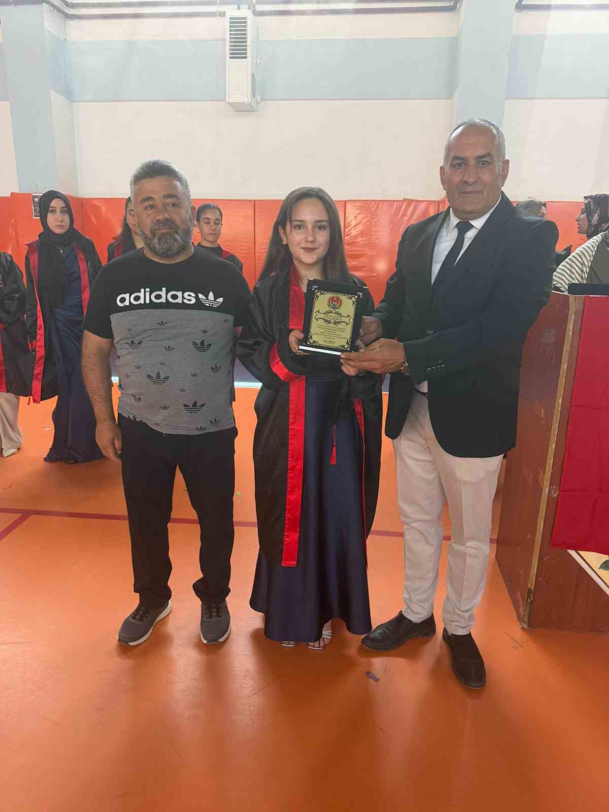 Muradiye’de geleneksel pilav günü ve mezuniyet programı düzenlendi