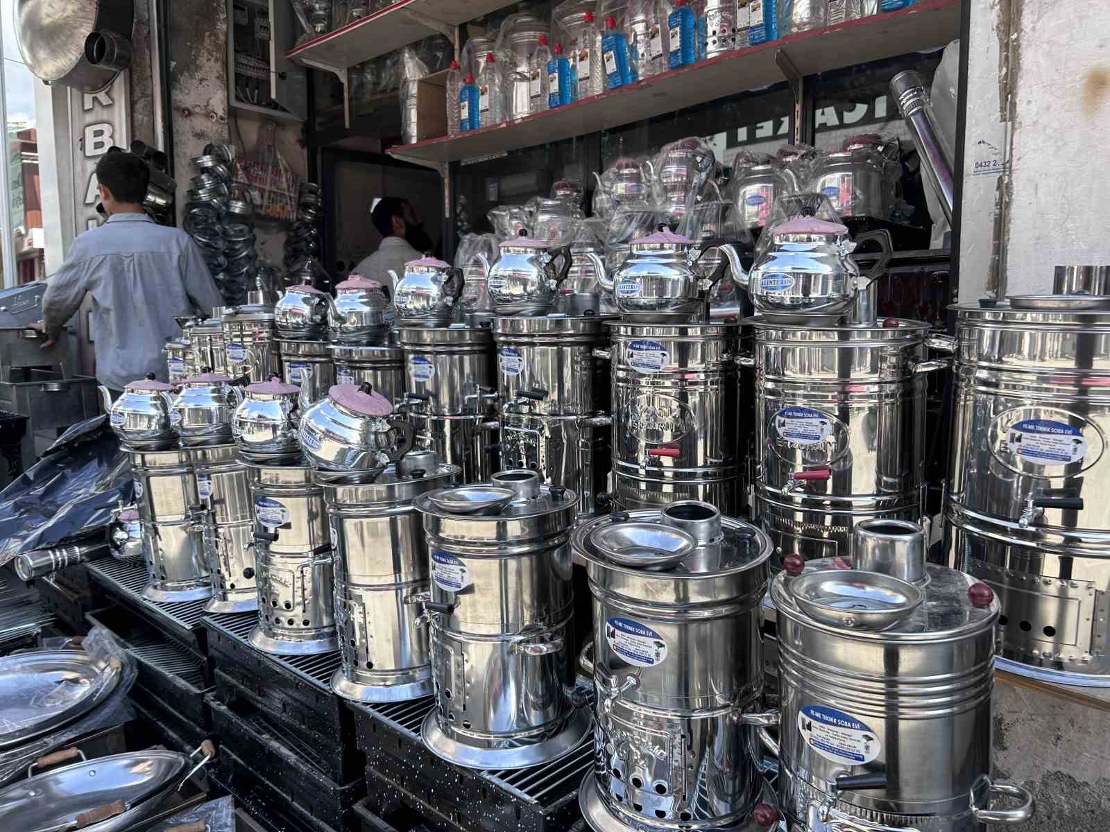 Kavurucu sıcaklar semaver ve mangal satışını artırdı