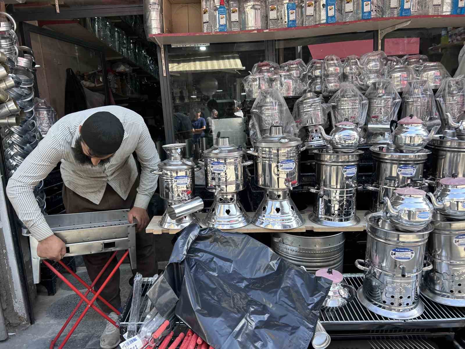 Kavurucu sıcaklar semaver ve mangal satışını artırdı