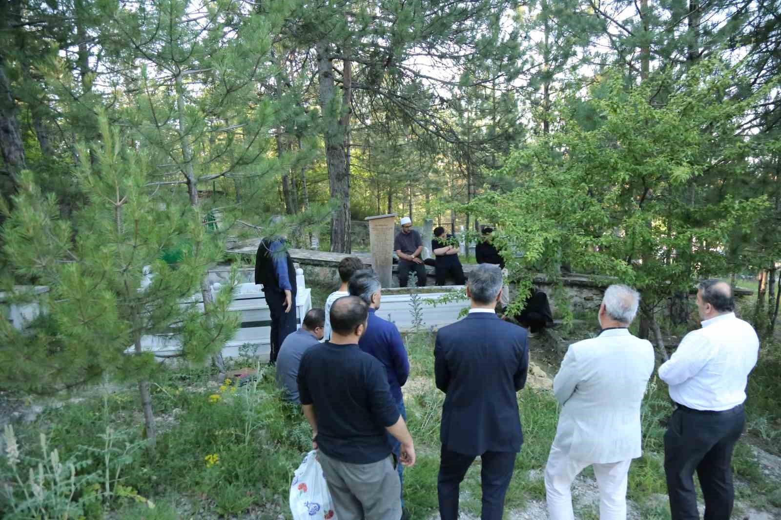 Hattat Muhittin Tanır’a vefa: 70 yıl sonra ta’lik hatla yazılan mezar taşı dualarla kabrine konuldu