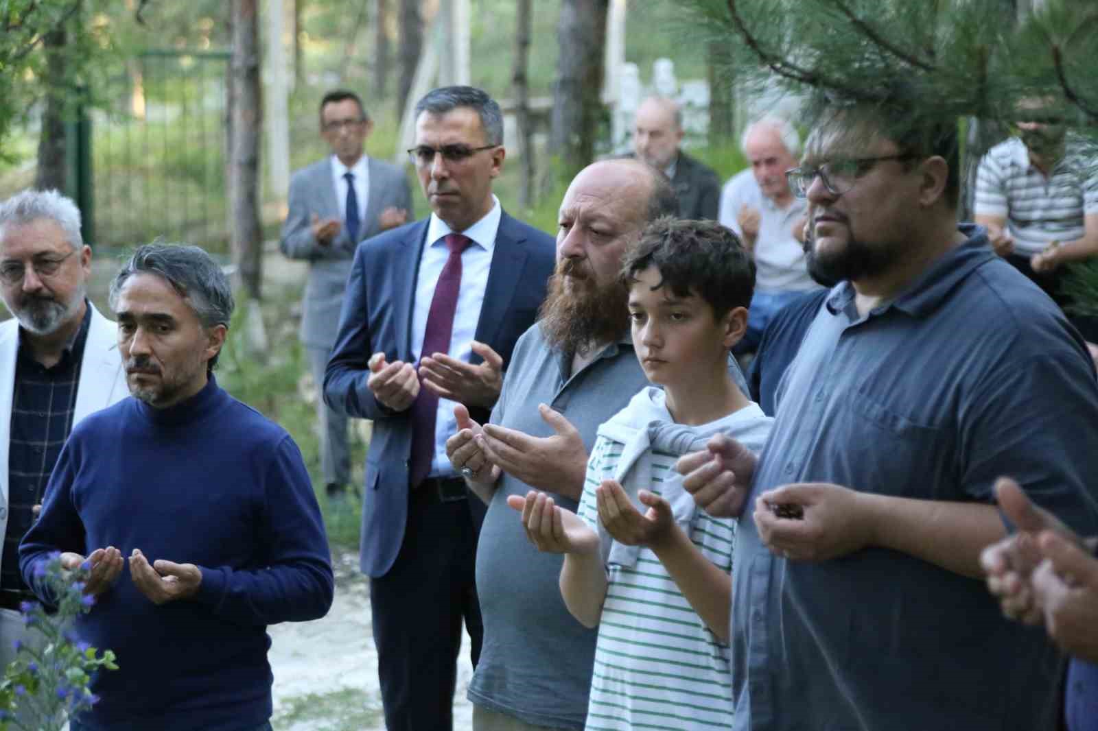 Hattat Muhittin Tanır’a vefa: 70 yıl sonra ta’lik hatla yazılan mezar taşı dualarla kabrine konuldu