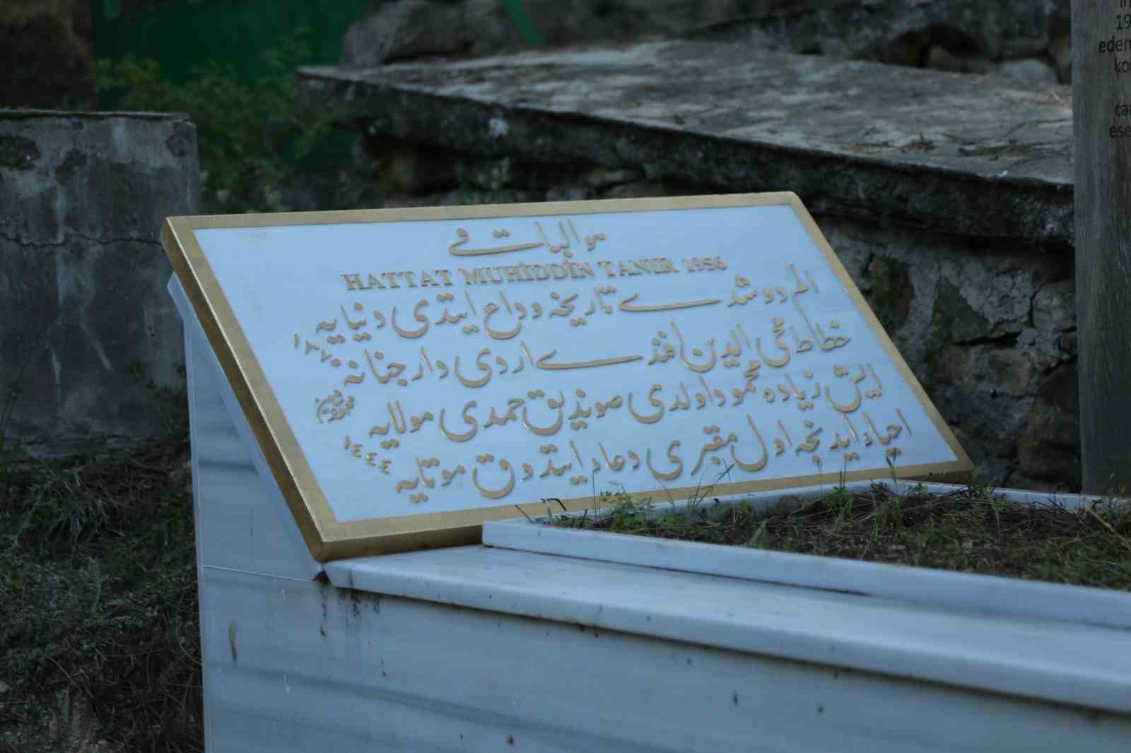 Hattat Muhittin Tanır’a vefa: 70 yıl sonra ta’lik hatla yazılan mezar taşı dualarla kabrine konuldu