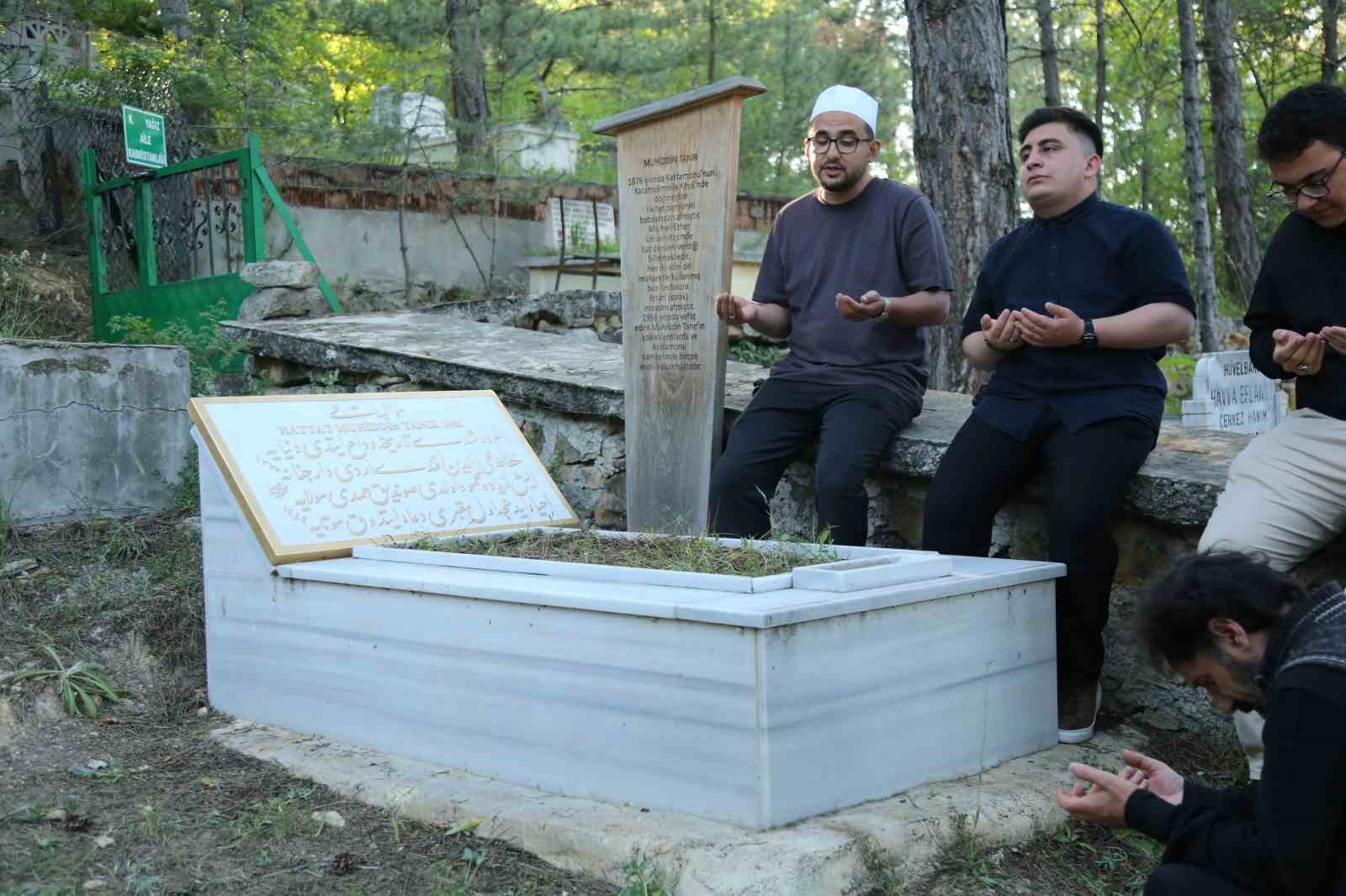 Hattat Muhittin Tanır’a vefa: 70 yıl sonra ta’lik hatla yazılan mezar taşı dualarla kabrine konuldu