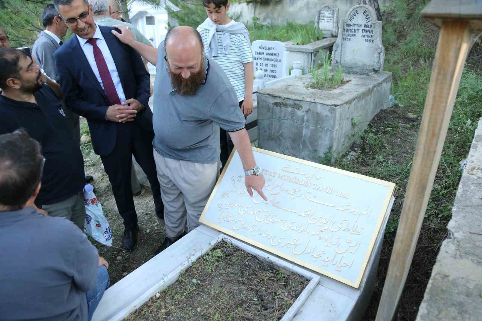 Hattat Muhittin Tanır’a vefa: 70 yıl sonra ta’lik hatla yazılan mezar taşı dualarla kabrine konuldu