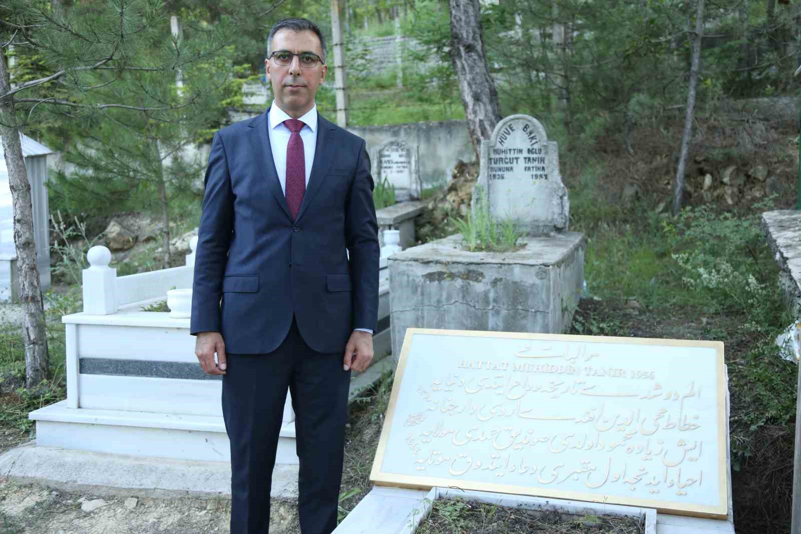 Hattat Muhittin Tanır’a vefa: 70 yıl sonra ta’lik hatla yazılan mezar taşı dualarla kabrine konuldu