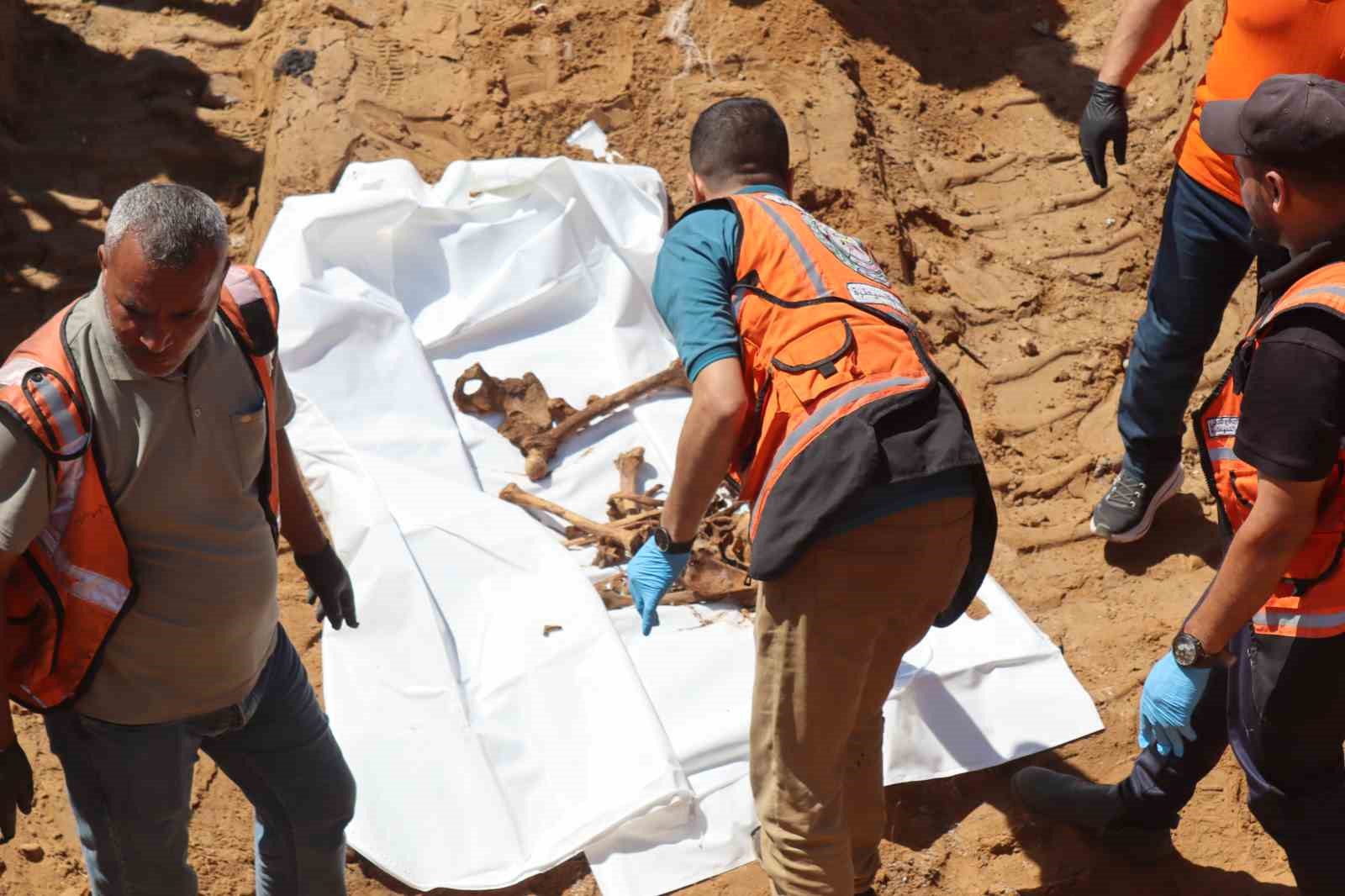 Gazze’de İsrail askerleri mezarlığı dağıttı, onlarca cenaze birbirine karıştı