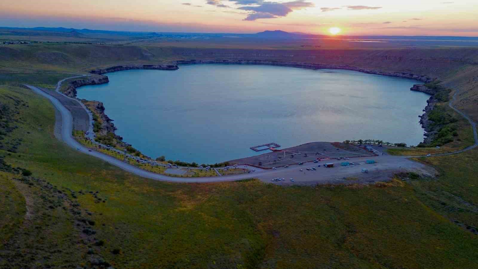 Konya’nın doğal plajlarından Acıgöl ilgi çekiyor