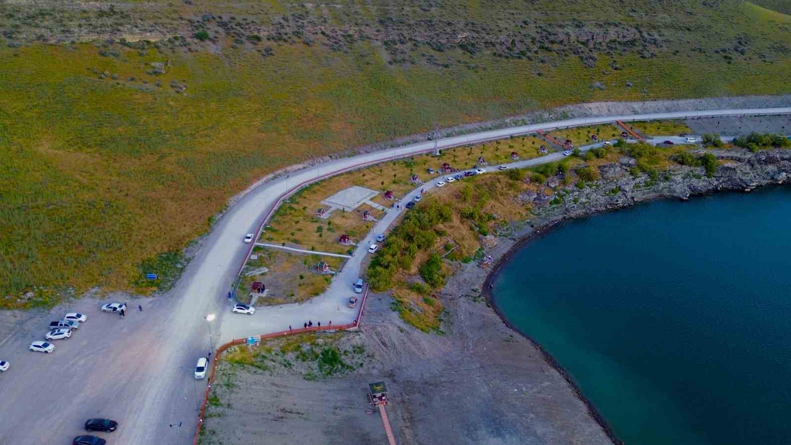 Konya’nın doğal plajlarından Acıgöl ilgi çekiyor