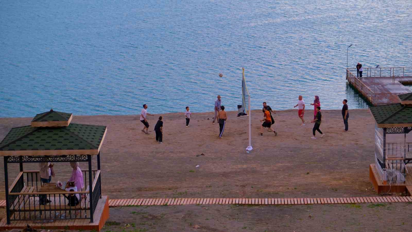 Konya’nın doğal plajlarından Acıgöl ilgi çekiyor