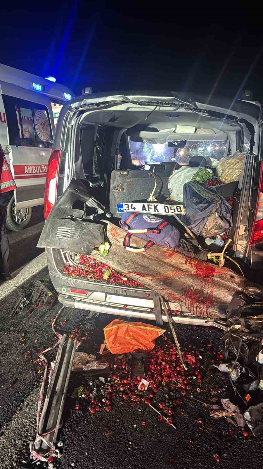Hafif ticari araç bariyerlere saplandı 4 kişi yaralandı