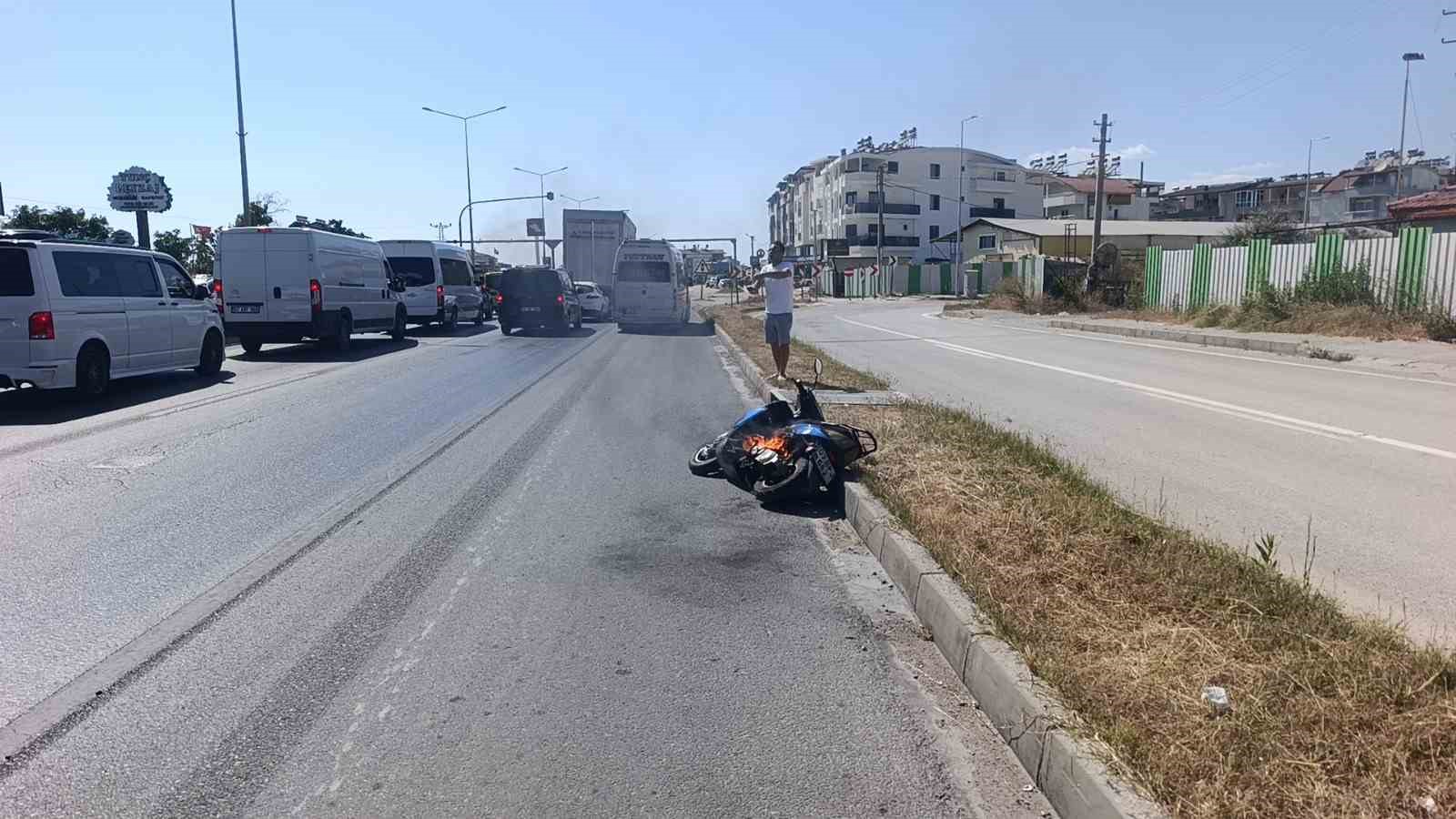 Motosikleti gözlerinin önünde demir yığınına döndü, yardım istediği sürücüler sadece izleyebildi