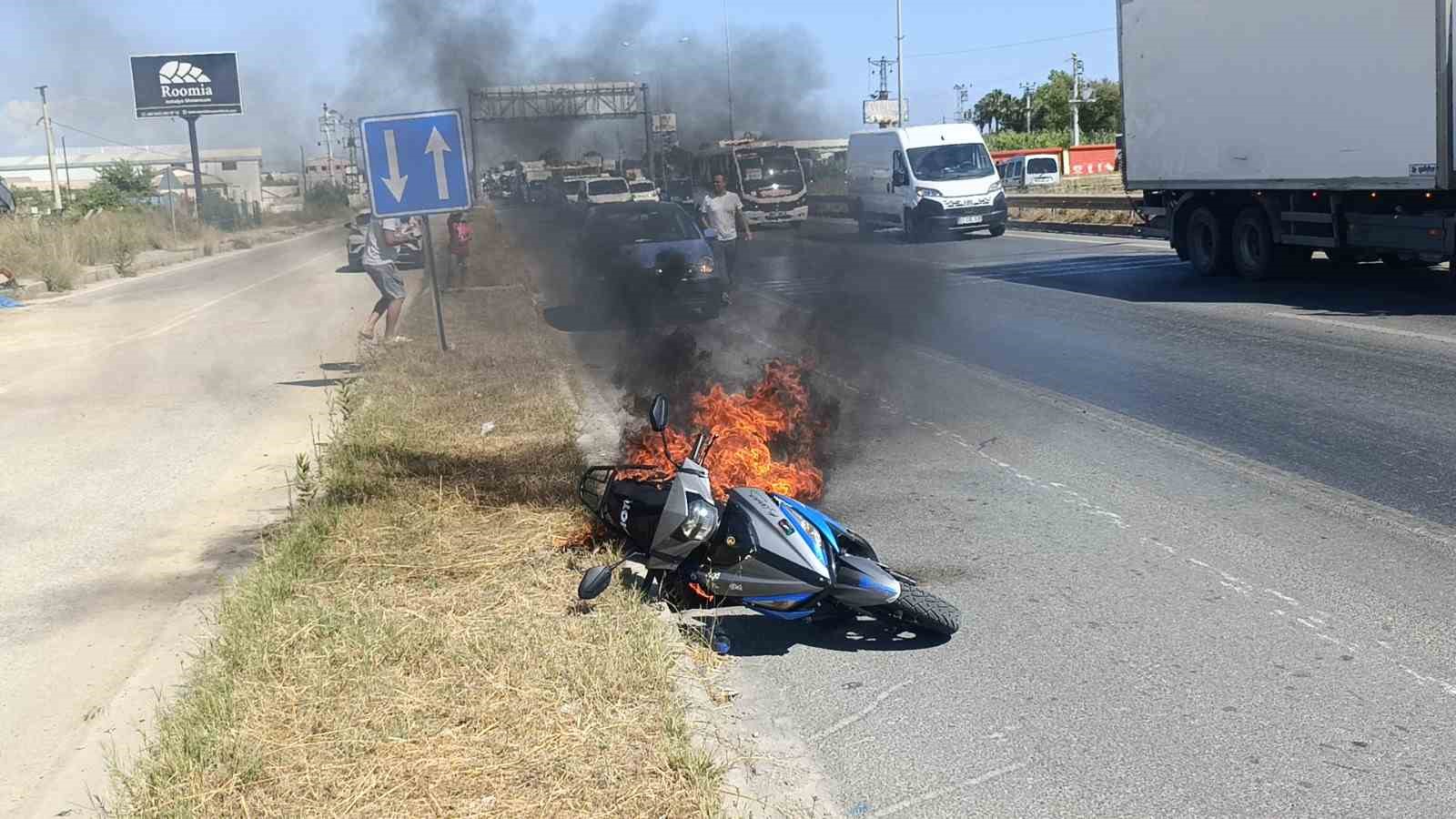 Motosikleti gözlerinin önünde demir yığınına döndü, yardım istediği sürücüler sadece izleyebildi