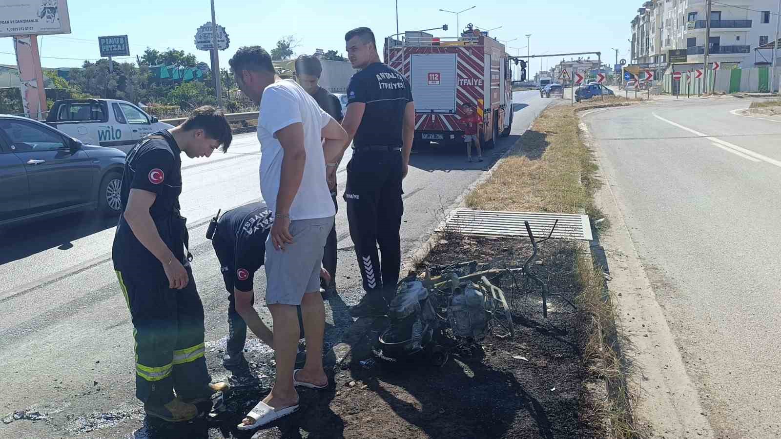 Motosikleti gözlerinin önünde demir yığınına döndü, yardım istediği sürücüler sadece izleyebildi