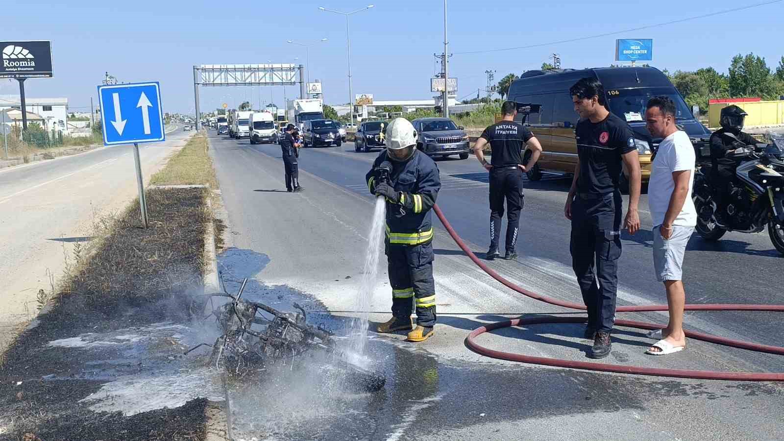Motosikleti gözlerinin önünde demir yığınına döndü, yardım istediği sürücüler sadece izleyebildi