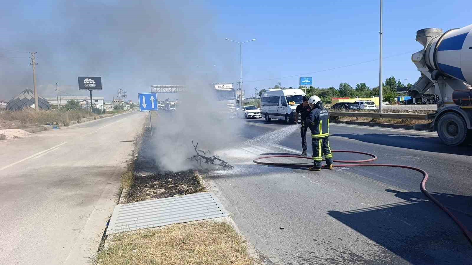 Motosikleti gözlerinin önünde demir yığınına döndü, yardım istediği sürücüler sadece izleyebildi