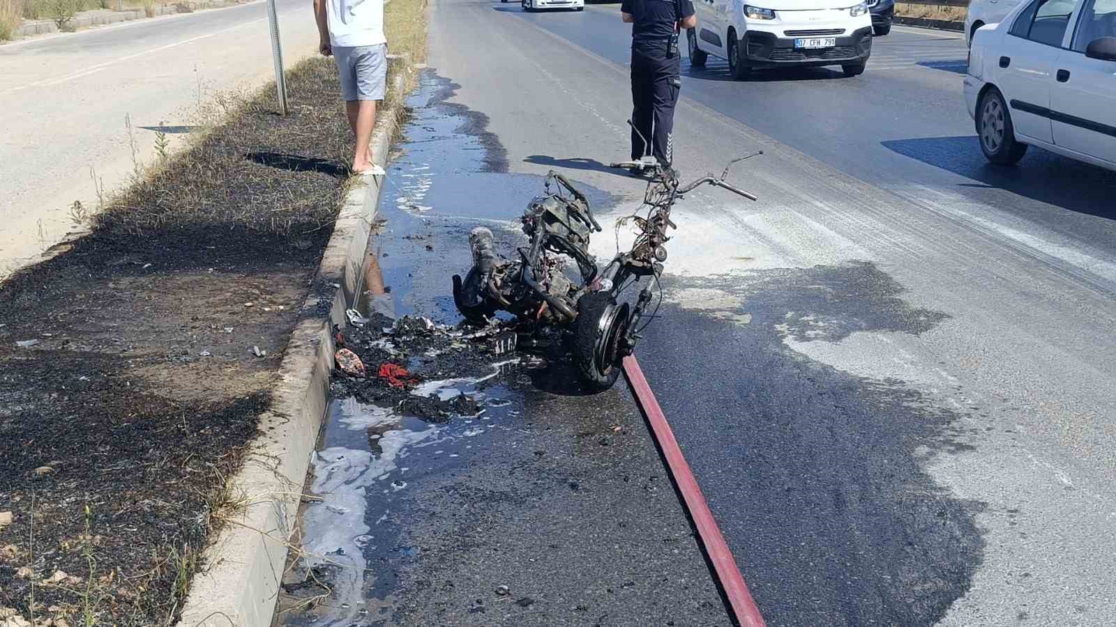 Motosikleti gözlerinin önünde demir yığınına döndü, yardım istediği sürücüler sadece izleyebildi
