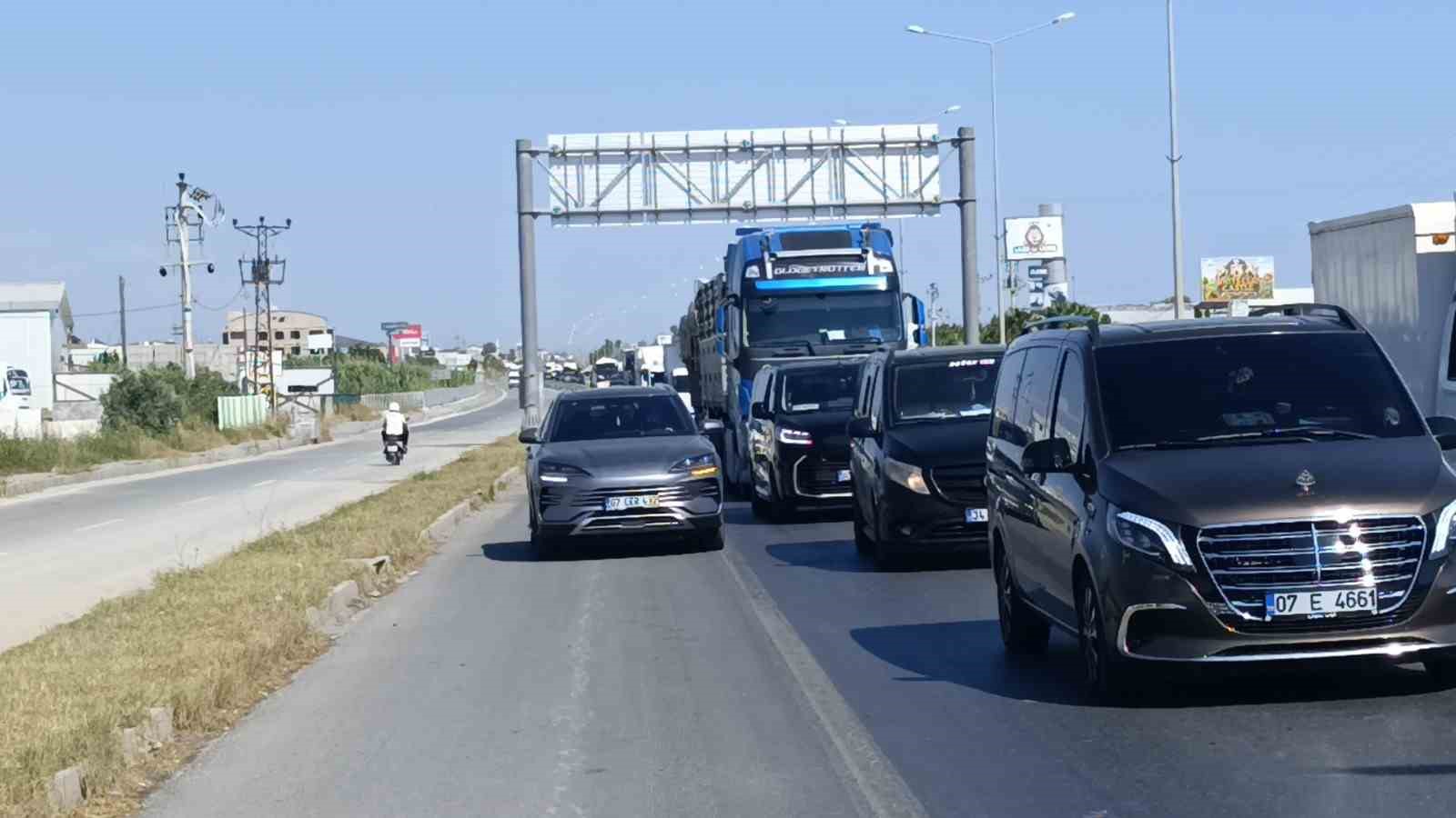 Motosikleti gözlerinin önünde demir yığınına döndü, yardım istediği sürücüler sadece izleyebildi