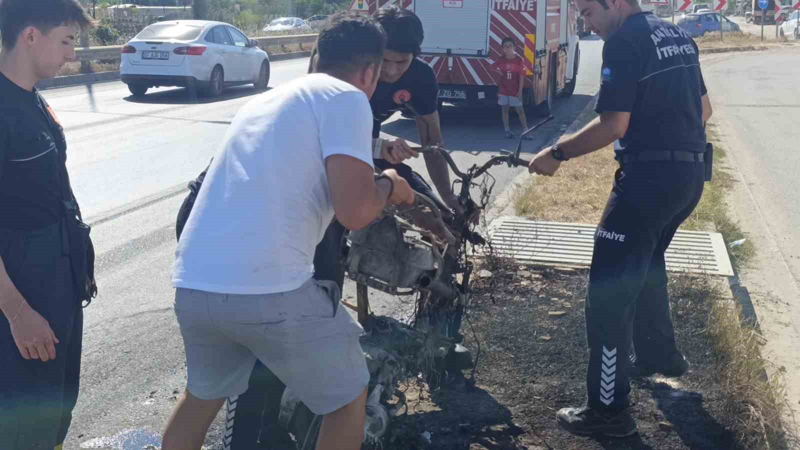 Motosikleti gözlerinin önünde demir yığınına döndü, yardım istediği sürücüler sadece izleyebildi