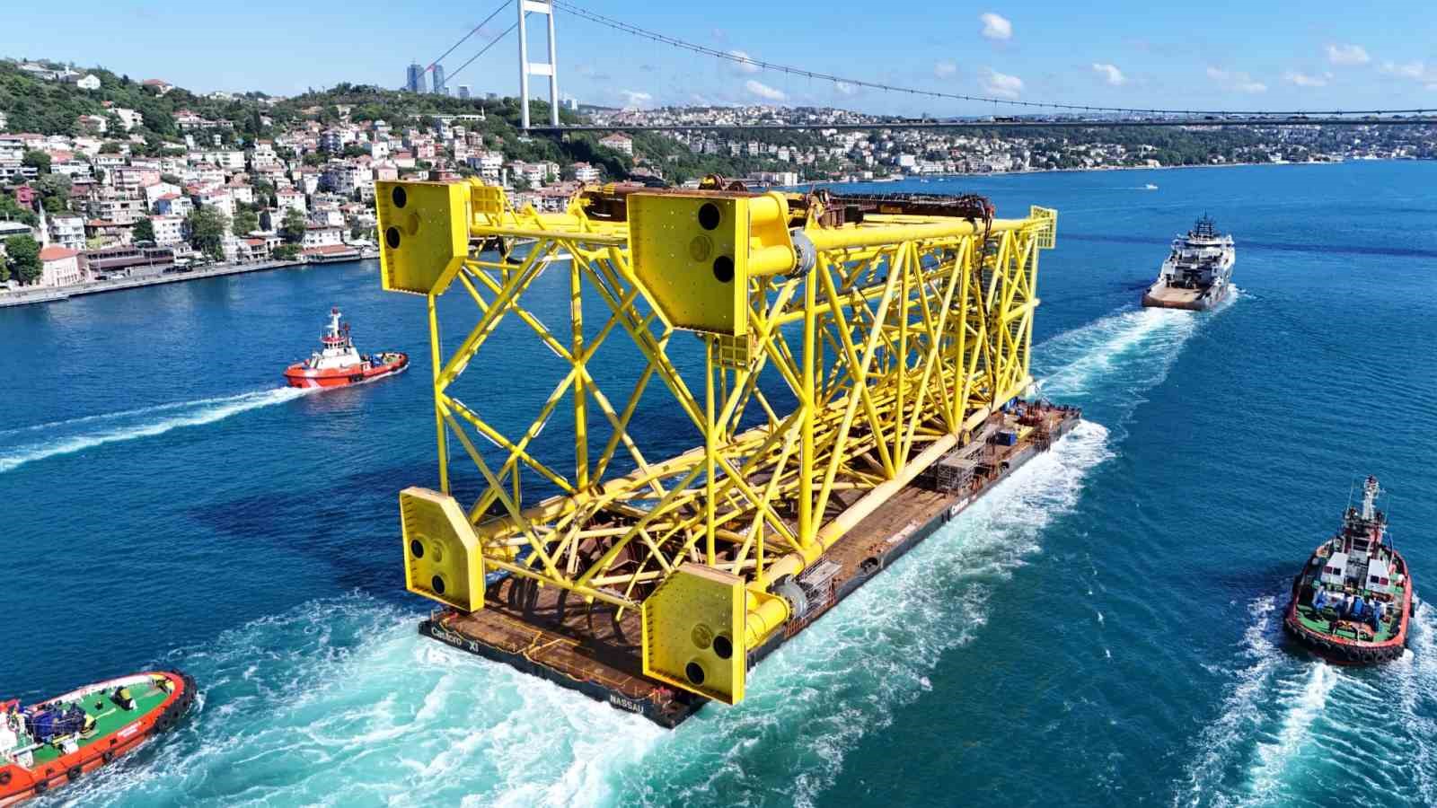 350 metrelik sondaj platformu iskelesi dron ile görüntülendi