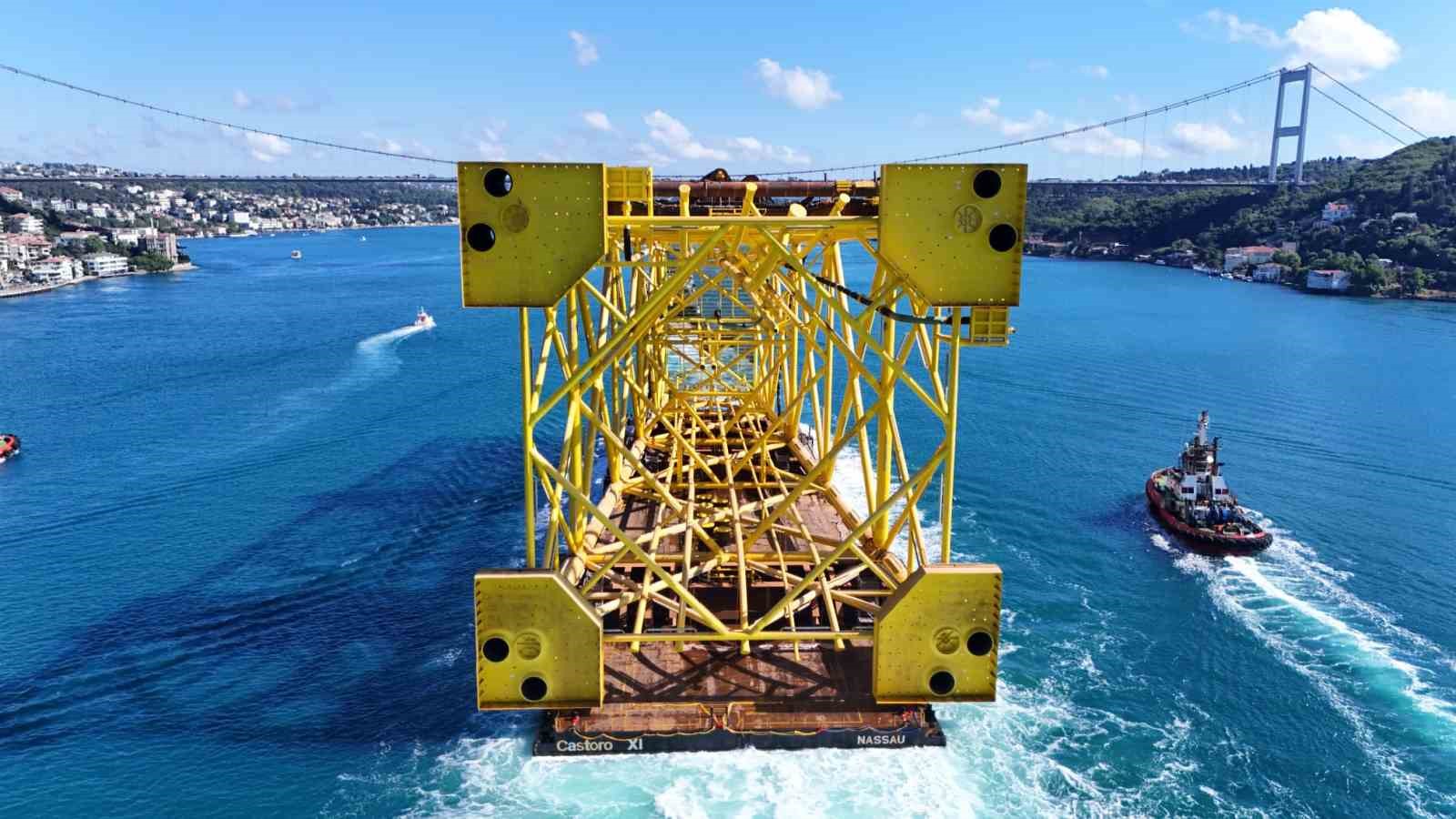 350 metrelik sondaj platformu iskelesi dron ile görüntülendi